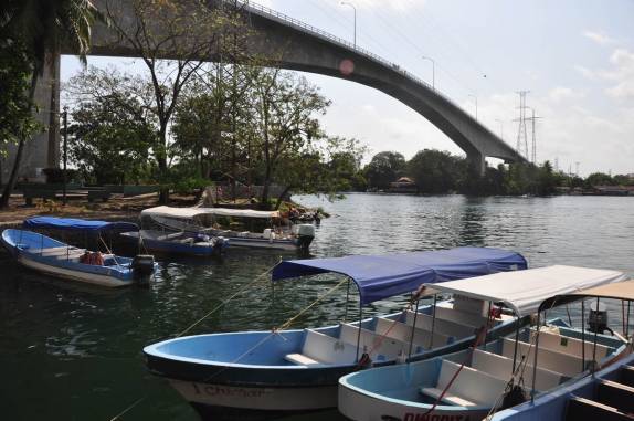 A maior ponte da América Central, sobre o Rio Dulce, na Guatemala